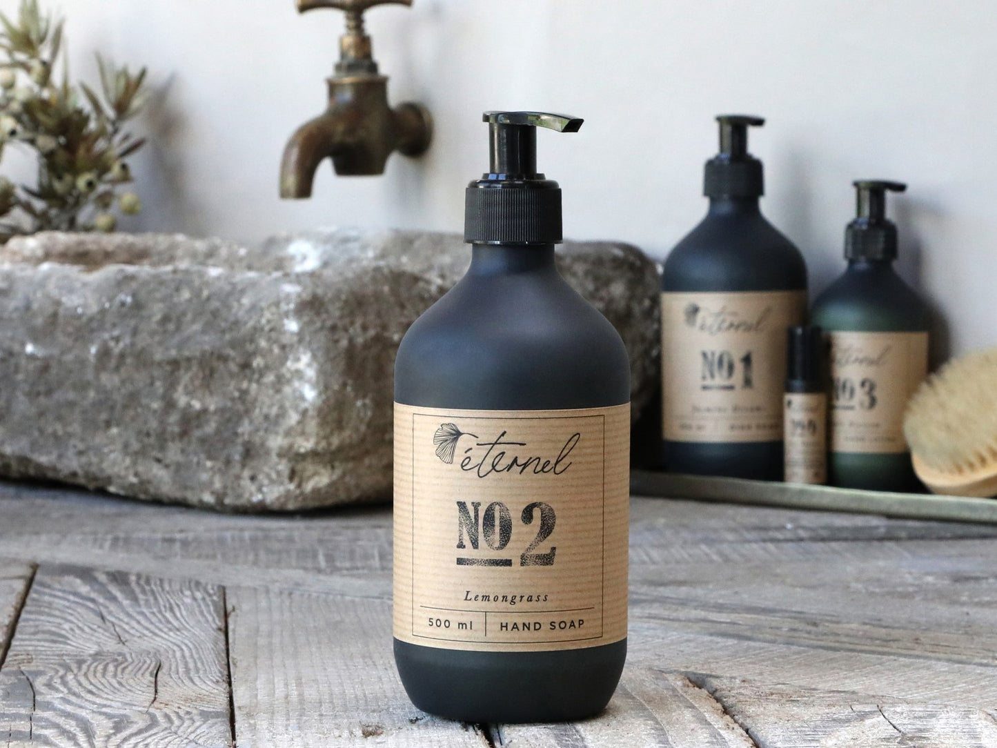 Gavepakke - wellness. Du får bodylotion, håndsæbe og bodyscrub i duften lemongrass pakket flot i gavepose