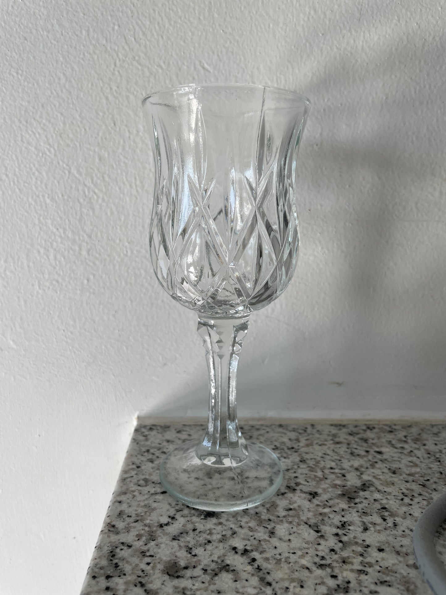 Hvidvinsglas med slibninger