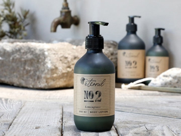 Gavepakke - wellness. Du får bodylotion, håndsæbe og bodyscrub i duften lemongrass pakket flot i gavepose