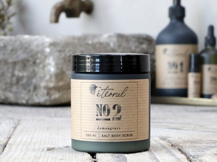 Gavepakke - wellness. Du får bodylotion, håndsæbe og bodyscrub i duften lemongrass pakket flot i gavepose