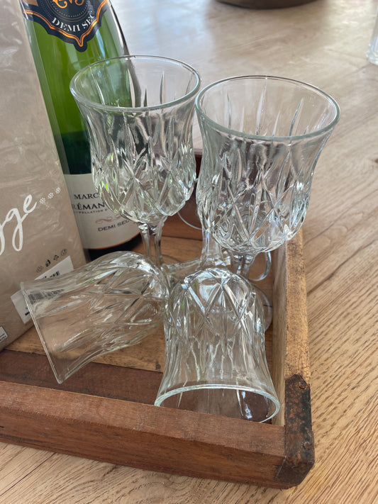Hvidvinsglas med slibninger