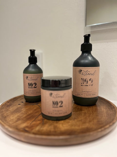 Gavepakke - wellness. Du får bodylotion, håndsæbe og bodyscrub i duften lemongrass pakket flot i gavepose