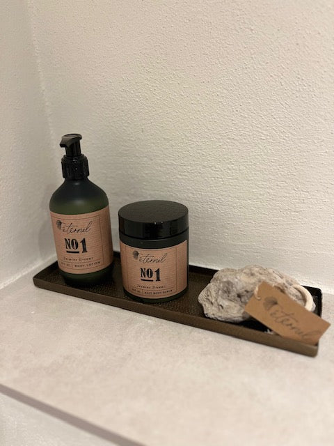 Gavepakke wellness - Eternel Bodylotion og Bodyscrub i duftenJasmin Dreams samt Eternel lava pimpsten pakket flot i gavepose