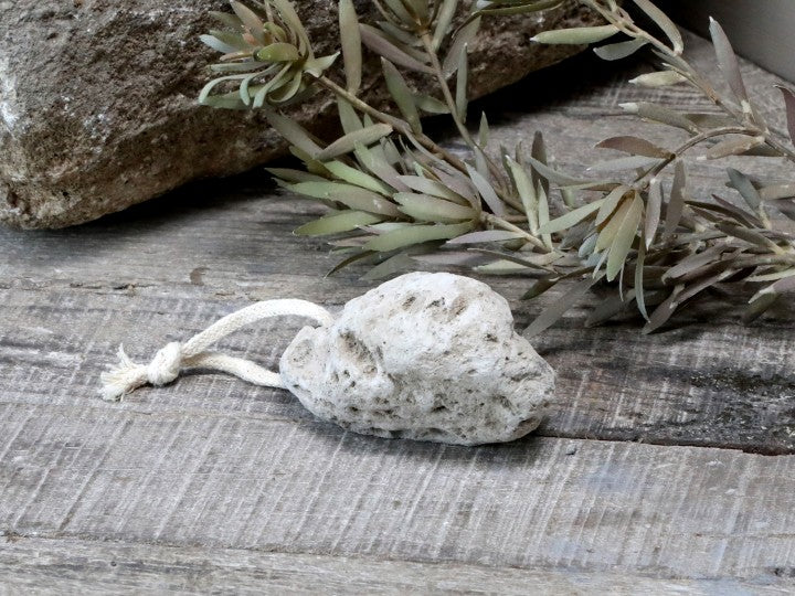 Gavepakke wellness - Eternel Bodylotion og Bodyscrub i duftenJasmin Dreams samt Eternel lava pimpsten pakket flot i gavepose