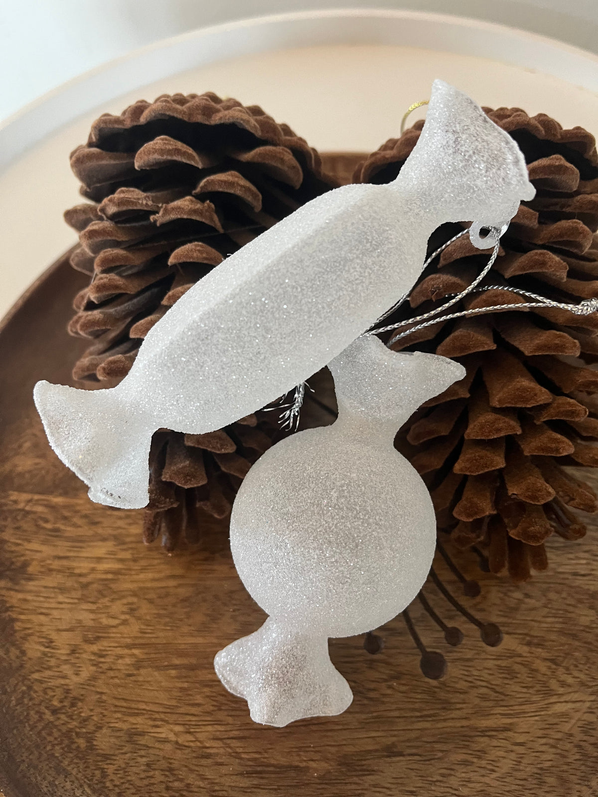 Elegant glasbonbon i hvid, frosted med glimmer